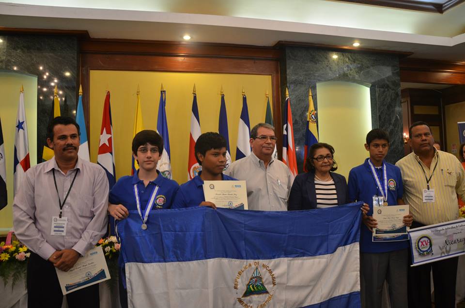 Premiación de la delegación de Nicaragua en la XV olimpiada centroamericana de matemáticas junto al vice presidente Omar Halleslevens.